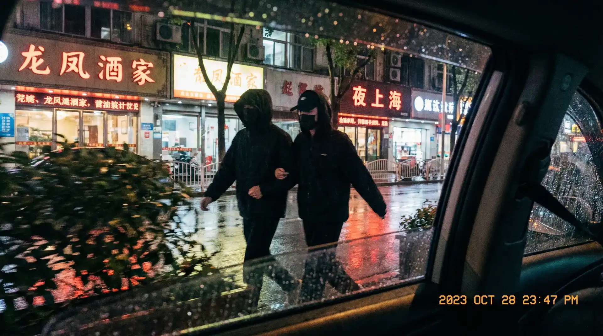 半岛体娱乐 - 顶流明星深夜密会现场抓拍照片